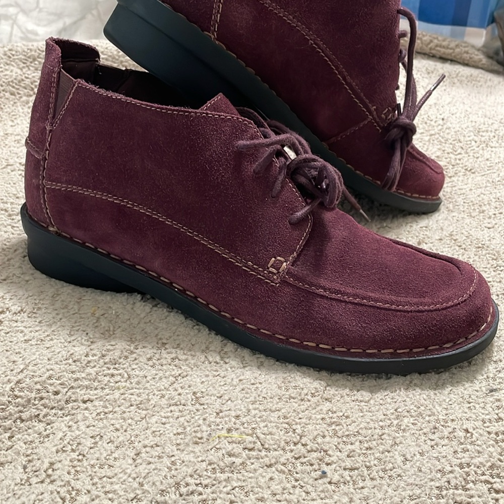NEW Clarks Chukka Suede Ankle Boots Collection Burgundy Leather Lace up Size 9.5 - Picture 2 of 10